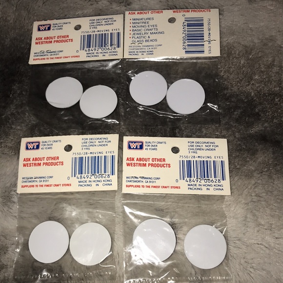 Westrim crafts Vintage bundle of 28mm moving eyes 👀 and 13 red Pom poms - Picture 6 of 6